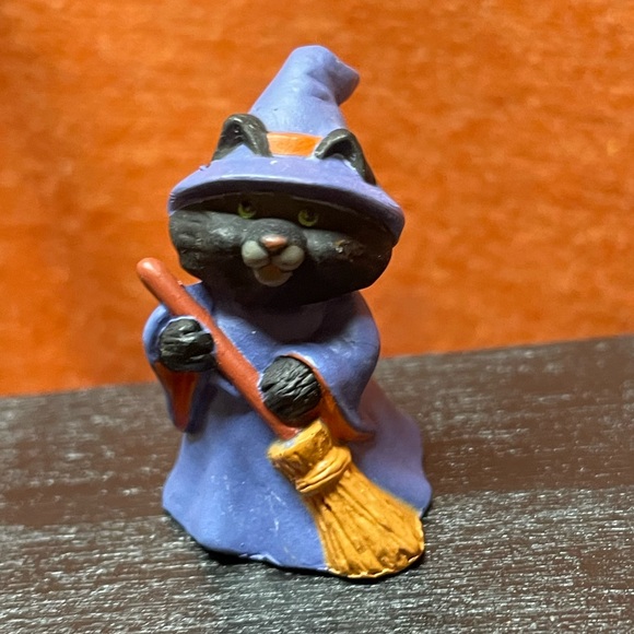 Vintage Hallmark Mini-Figurines (Set 1) - Picture 10 of 15